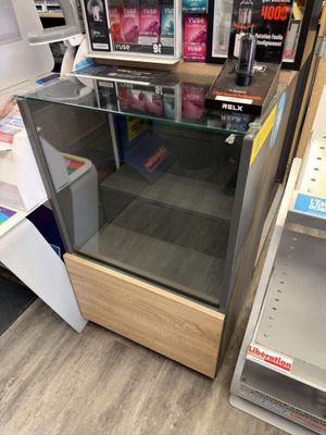 une vitrine en verre au milieu d'un magasin