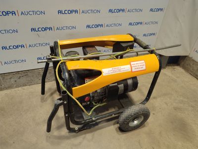une machine jaune et noire posée sur un sol en béton