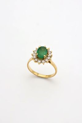 une bague à grappes d'émeraudes et de diamants