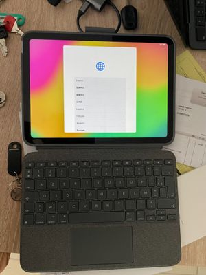 un ordinateur portable posé sur un bureau en bois