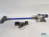 un aspirateur bleu et violet et un aspirateur noir et blanc