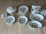 six tasses et une soucoupe posées sur une table en bois