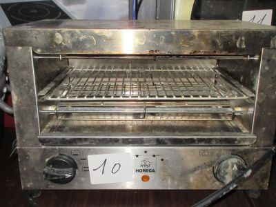 un four grille-pain qui contient beaucoup d'aliments