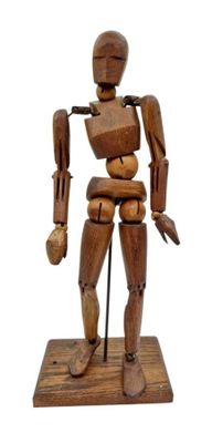 un mannequin en bois tenant un couteau et une fourchette