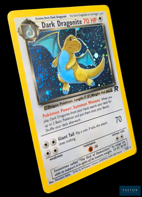 une carte Pokémon sur laquelle figure l'image d'un dragon