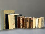 plusieurs livres sont empilés sur une table