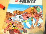 une photo d'un album de bande dessinée posé sur une table, avec un stylo à côté