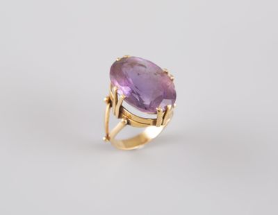 une bague ovale en amethorate sertie d'un anneau en or jaune