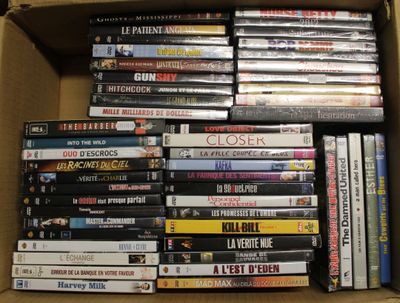 beaucoup de dvd dans une boîte sur la table