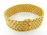 un bracelet en or sur fond blanc