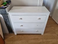 1 commode à 3 tiroirs en bois peint en blanc ; 2 placards de…