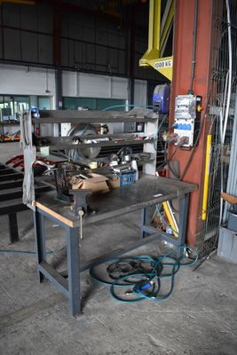 une photo d'un établi dans un garage avec des outils