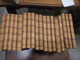 beaucoup de livres empilés sur une table