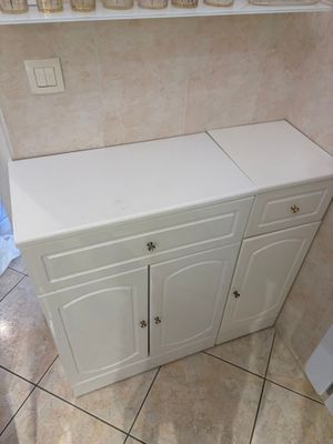 Deux meubles de salle de bain, l'un ouvrant à un tiroir et d…
