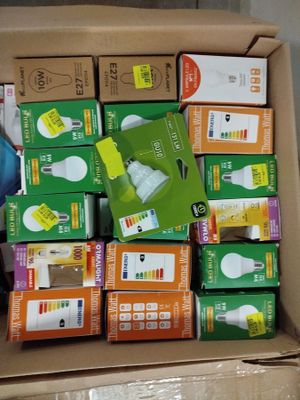 une boîte contenant différents types d'ampoules