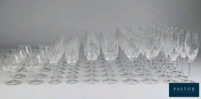 beaucoup de verres à vin vides sur la table