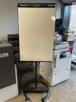Un lot comprenant un fauteuil de bureau, une chaise coque en…