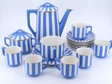 service à thé en porcelaine à rayures bleues et blanches, avec tasses et soucoupes assorties