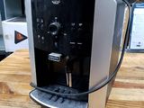 une machine à café posée sur une table en bois