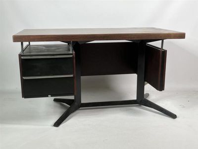 une image représentant un bureau avec un tiroir et un autre tiroir en dessous