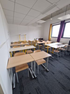 C3: SALLE ROME: 24 tables de différents modèles, 23 chaises …