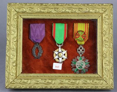 Ensemble de trois MEDAILLES comprenant PALMES ACADEMIQUES, u…