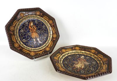 deux assiettes décoratives représentant une femme, posées sur une table