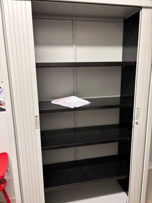 Le contenu de deux pièces en enfilade : 1 vestiaire, étagère… - Photo 1