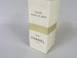 un flacon de parfum Chans posé sur une table blanche, sur fond blanc
