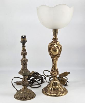 LOT. Réunion de deux pieds de lampe en métal doré dont un av…