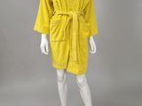 un mannequin vêtu d'une robe jaune et d'un chapeau