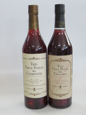 deux bouteilles de vin posées l'une à côté de l'autre sur une table