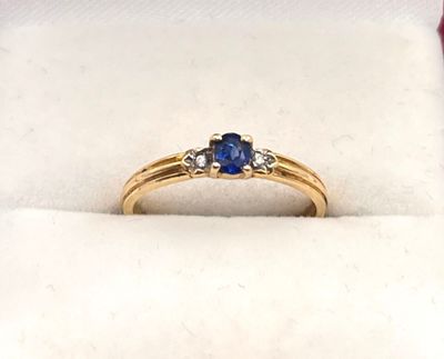 Bague en or jaune 18k/ 750ml à anneau fendu (split shank) su…