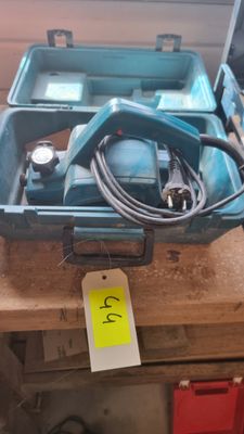 une petite boîte à outils bleue sur laquelle est posé un ordinateur portable