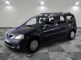la photo d'une petite voiture noire garée dans un garage