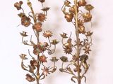 deux vases ornés de fleurs, posés sur un socle