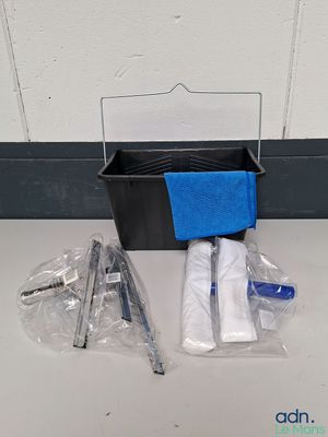 une photo du contenu d'un kit de nettoyage posé sur une table
