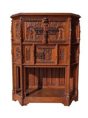 une image représentant une armoire en bois ornée de sculptures sur le dessus