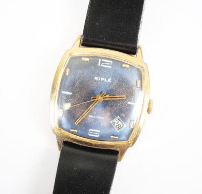 gros plan d'une montre sur une surface blanche