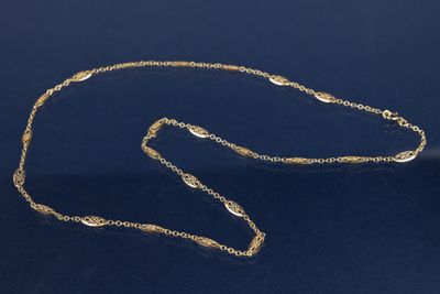 un collier plaqué or, composé d'une longue chaîne et d'un fermoir