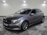 la classe b de la mercedes est garée sur un sol en damier