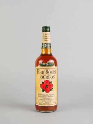 une photo d'une bouteille de bourbon « Four Roses » posée sur une table