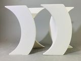 deux vases blancs posés l'un à côté de l'autre sur une table