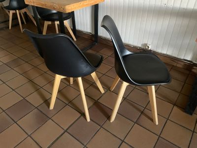 deux chaises et une table dans un restaurant