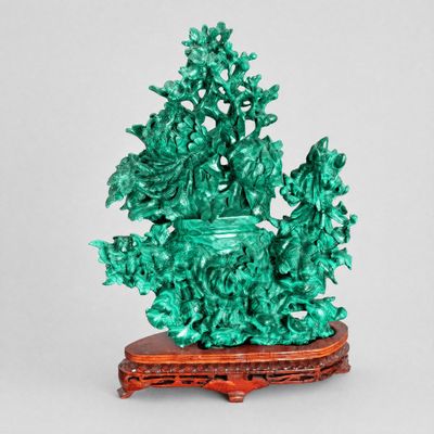Figurine chinoise en jade sculpté représentant un arbre, posée sur un socle