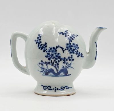 théière bleue et blanche ornée de fleurs et d'oiseaux