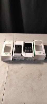 Plusieurs téléphones portables sont alignés sur une table