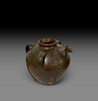 l'image d'un vase brun posé sur une table