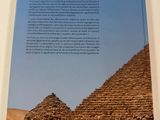la quatrième de couverture d'un livre avec une pyramide en arrière-plan