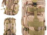 un gros plan sur un sac à dos comportant plusieurs compartiments et sangles